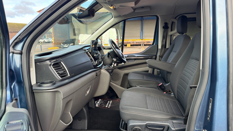 Ford Transit Custom 300 L2 Diesel Fwd 2.0 EcoBlue 130ps Low Roof D/Cab Limited Van